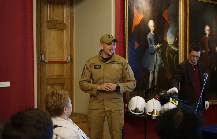 Strażak w trakcie prezentacji służbowego munduru
