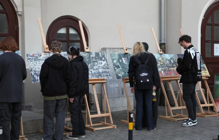 Wystawa planszowa za budynkiem Muzeum