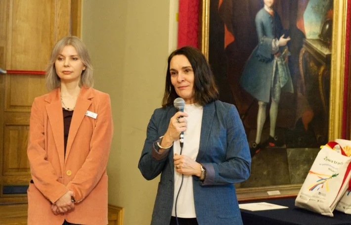 Ewa Tomaszewska i dyrektor Kamila Szymańska podczas podsumowania projektu