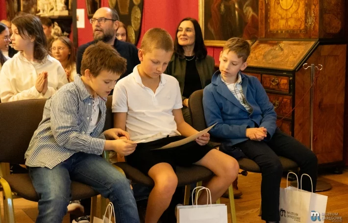 Laureaci konkursu z pamiątkowym dyplomem i nagrodami