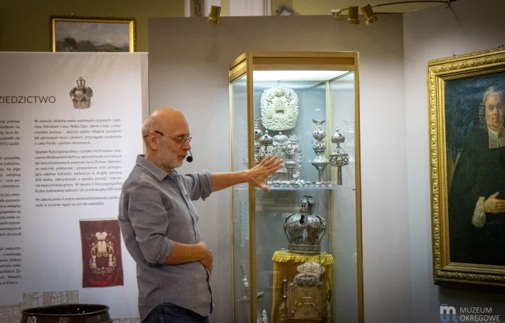 Historyk w trakcie oprowadzania po wystawie