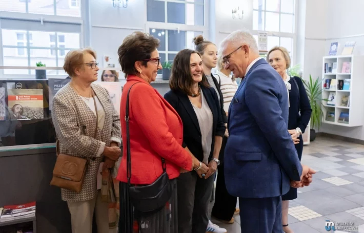Zaproszeni goście w trakcie wernisażu.