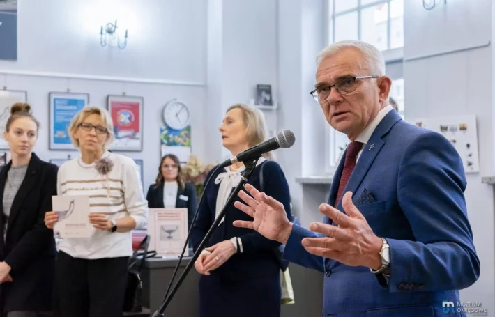 Mężczyzna podczas wystąpienia w trakcie wernisażu.