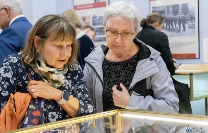 Goście w trakcie wernisażu.