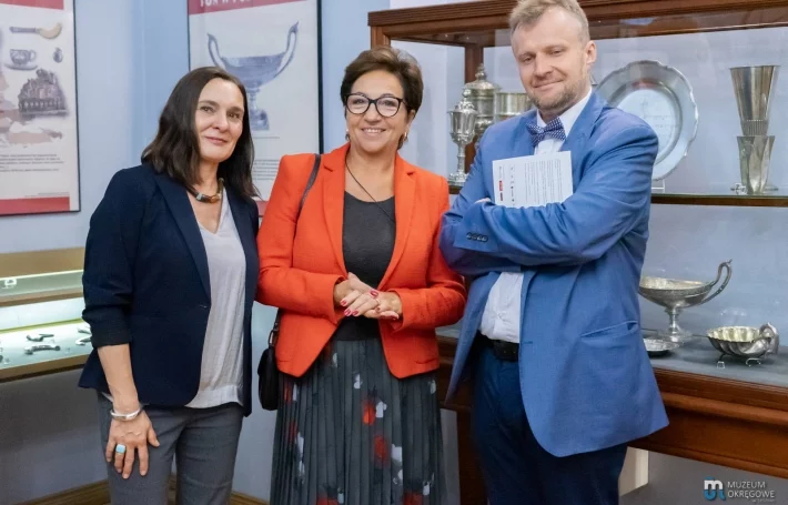 Dyrektor MOL oraz zaproszeni goście w trakcie wernisażu.