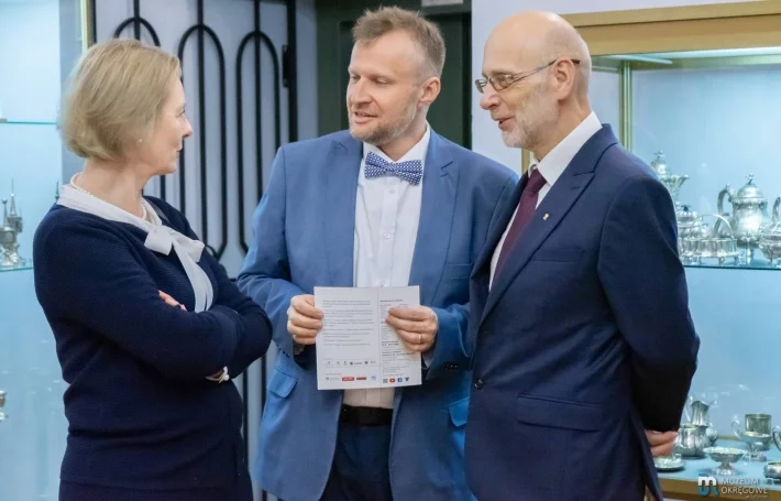 Rozmowa kuratorów wystawy z zaproszonym gościem w trakcie wernisażu..