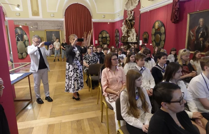Uczniowie i nauczyciele w trakcie podsumowania konkursu
