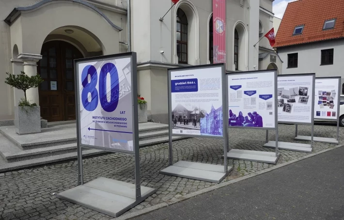 Wystawa planszowa przed budynkiem Muzeum.