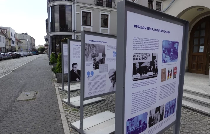 Wystawa planszowa przed budynkiem Muzeum.