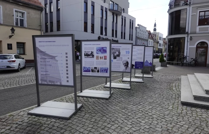 Wystawa planszowa przed budynkiem Muzeum.
