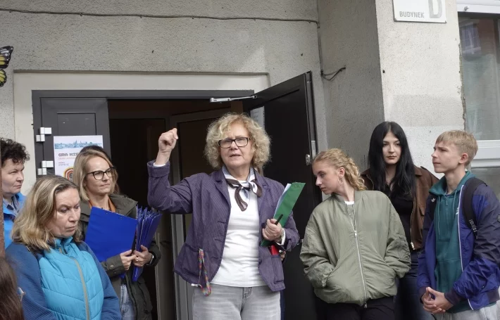 Rozdanie formularzy konkursowych przed szkolną biblioteką i rozpoczęcie gry.