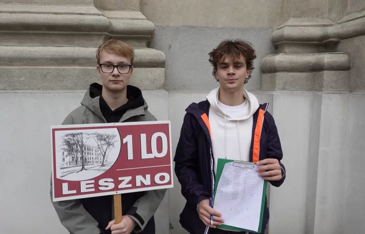 Uczniowie przed leszczyńską kolegiatą.