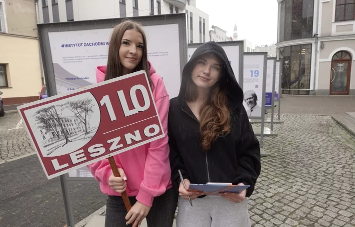 Dwie uczennice przed leszczyńskim Muzeum.