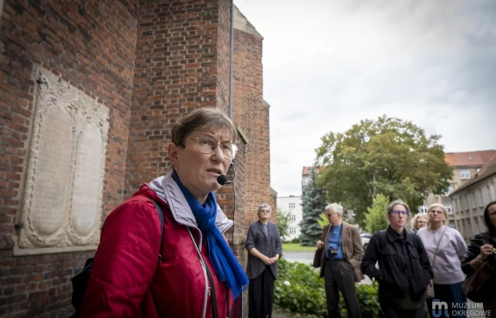 Oprowadzanie po lapidarium rzeźby nagrobnej w Lesznie