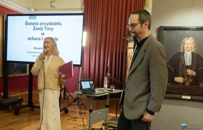Prelegent w trakcie wystąpienia na Festiwalu Pardes