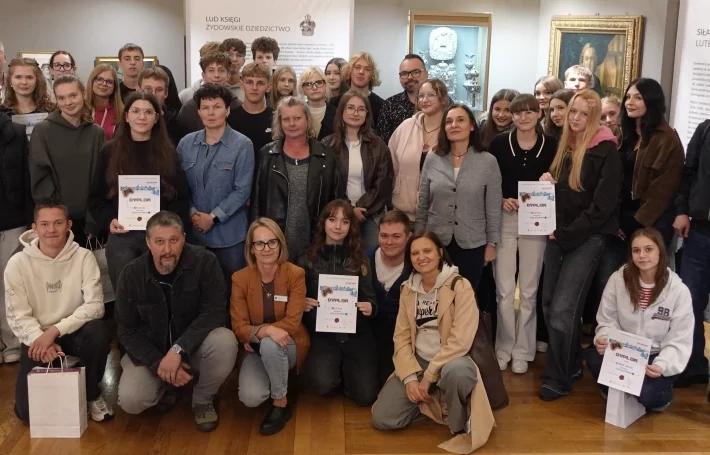 Uczestnicy konkursu wraz z organizatorami.