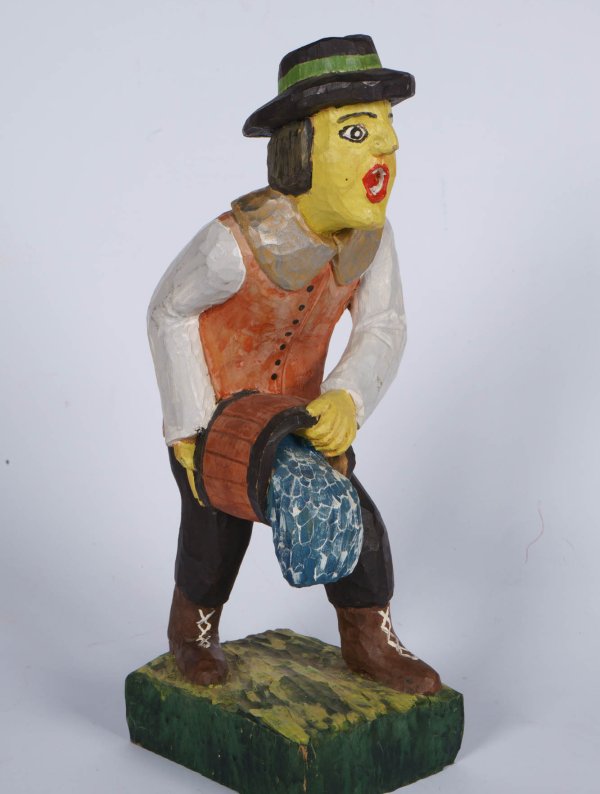 Jerzy Sowijak, Śmigus dyngus, Bukówiec Górny, 1996, drewno lipowe, rzeźba, polichromia, wys. 35 cm, szer. 10,5 cm, 13,5 cm, Muzeum Okręgowe w Lesznie, nr inw. MLE 2023